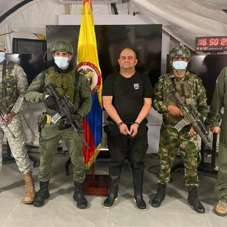 El número uno de la banda criminal del Clan del Golfo, Dairo Antonio Úsuga David (c), alias "Otoniel", posterior a su captura en Carepa. Foto EFE