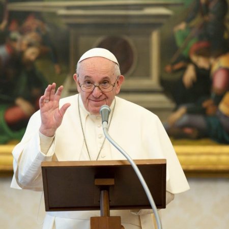 Papa insta a la fraternidad: "O somos hermanos o nos destruimos mutuamente"