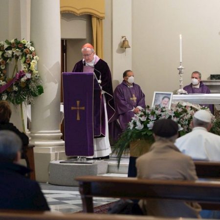 Una imagen proporcionada por Vatican Media muestra al Papa Francisco asiste al funeral de su médico personal, Fabrizio Soccorsi, en la Iglesia de Maria Regina della Famiglia en Palacio de la Gobernación y celebrado por el cardenal Pietro Parolin, en la Ciudad del Vaticano, el 26 de enero de 2021.  EFE