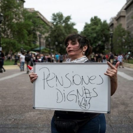 Una manifestante reclama "pensiones dignas" en Santiago, el 23 de octubre de 2019 AFP