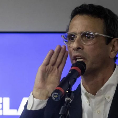 Capriles denuncia "despilfarro"
