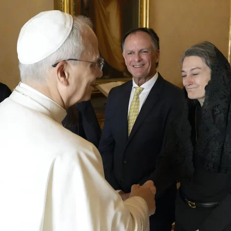 Papa León XIV saluda a familiares de San José Gregorio Hernández durante la audiencia privada en el Vaticano. - Foto Vatican Media