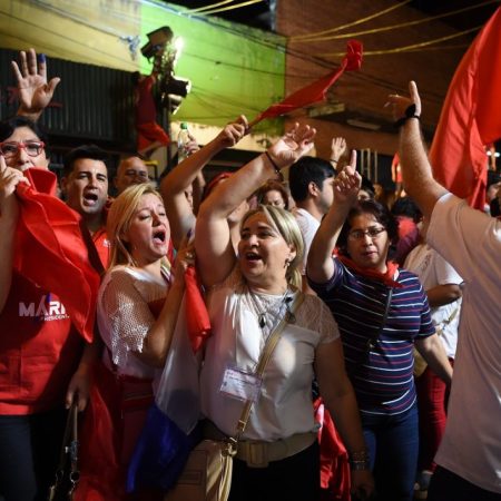 Supporters of Paraguay's presidential candidate of the Colorado Party, Mario Abdo Benitez,  cheers for their candidate at Partido Colorado headquarters in Asuncion on April 22, 2018 during the country's presidential election.
Opinion polls give Mario Abdo Benitez of the ruling conservative Colorado party a clear lead over his centrist opponent, Efrain Alegre, in a two-horse race to succeed outgoing conservative President Horacio Cartes. / AFP PHOTO / EITAN ABRAMOVICH