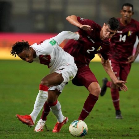 André Carrillo, de Perú, disputa un balón con Nahuel Ferraresi, de Venezuela, en un partido de las eliminatorias sudamericanas para el Mundial de Catar 2022. Foto EFE