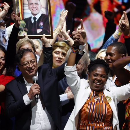 El presidente electo Gustavo Petro celebra junto a la vicepresidenta, Francia Márquez. Foto EFE