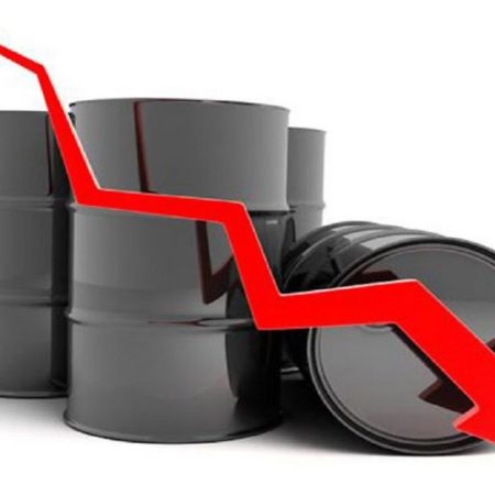 Precio del petróleo baja.