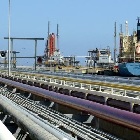 Un petrolero se ve en la terminal de carga de la refinería Jose en Venezuela /Foto archivo Reuters