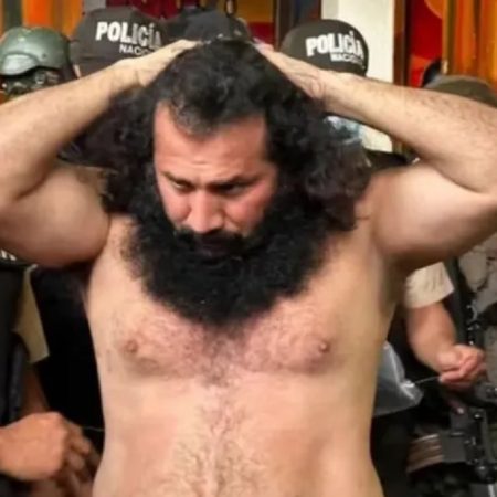Gruesa barba, esposado y sin camisa, así lucía "Fito" el año pasado cuando fue trasladado a otro predio.