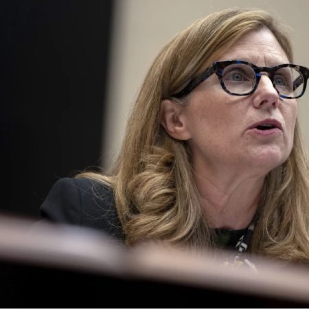 La presidenta de la Universidad de Pensilvania, Liz Magill, durante una audiencia con el Comité de Educación de la Cámara de Representantes, en el Capitolio, el 5 de diciembre de 2023 en Washington. (Foto AP)