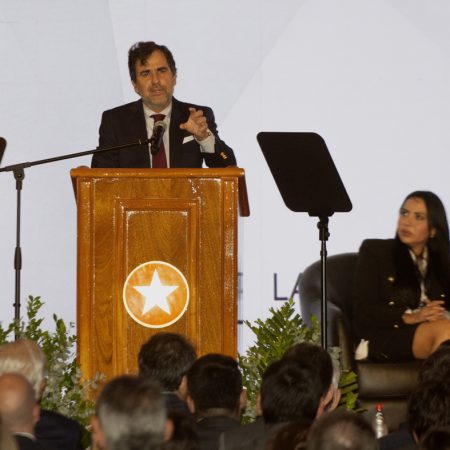 El fundador y presidente del IPDAL (Instituto para la Promoción de América Latina y el Caribe), habla durante el foro Político Latinoamericano hoy, en la Casa del Partido Colorado en Asunción (Paraguay). Foto EFE/ Daniel Piris