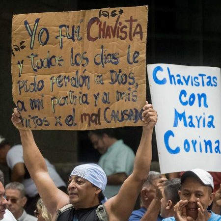 Fotografía referencial donde se observa a un grupo de personas durante un acto de campaña electoral para la elecciones primarias opositoras, en Caracas (Venezuela). Foto: EFE.
