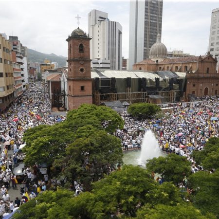 Colombianos protestan contra Petro