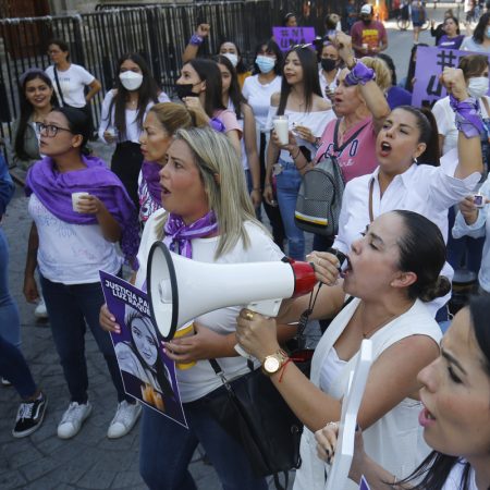 Activistas protestan contra el feminicidio y piden justicia por el caso de Luz Raquel Padilla. Foto: EFE