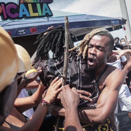 Varias personas protestan hoy por la muerte del congolés Moïse Kabagambe, quien el 24 de enero de 2022 fue asesinado a golpes en un quiosco de Rio de Janeiro (Brasil). Foto EFE
