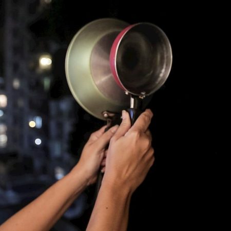 Una persona participa en un cacerolazo como protesta al manejo que el presidente de Brasil, Jair Bolsonaro, ha dado a la pandemia del COVID-19. Foto EFE