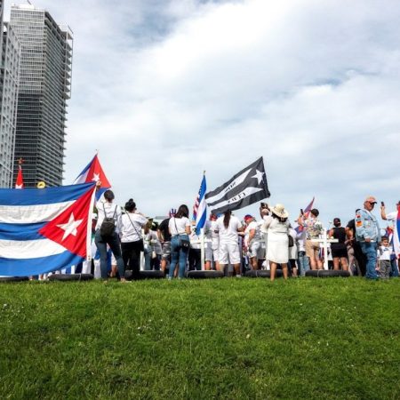 Protesta en Miami en apoyo a Cuba