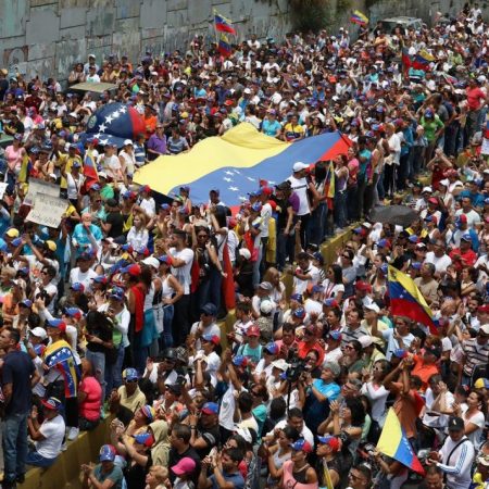 Simpatizantes del presidente de la Asamblea Nacional de Venezuela, Juan Guaidó, asisten a una manifestación este sábado, en San Antonio, estado de Miranda (Venezuela). Foto EFE