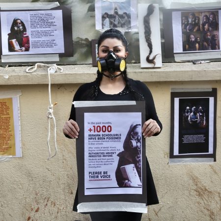 Nikoo Azad, una estudiante de psicología protesta por el envenenamiento de niñas en Irán. Foto EFE