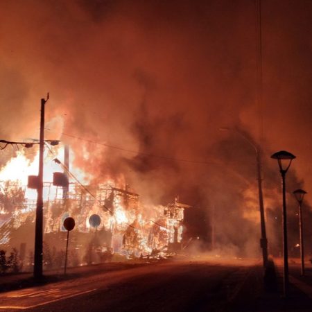 Un edificio de la municipalidad de  Panguipulli fue incendiado durante las protestas originadas por la muerte de un artista de calle por parte de la policía local. Foto AFP