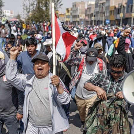 Protestas vuelven a Perú con bloqueos de vías, pero sin choques violentos