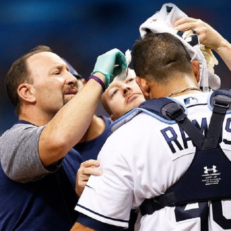 Wilson Ramos debió ser atendido en el terreno y luego se retiró a causa de la herida./Foto: @RaysBaseball