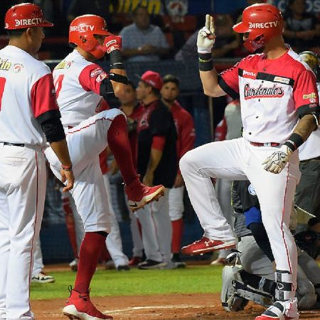Un jonrón del jardinero cubano Rangel Ravelo regresó a la senda del triunfo a los pájaros rojos, que rompieron una cadena de siete triunfos de la nave/Foto: Lvbp.com