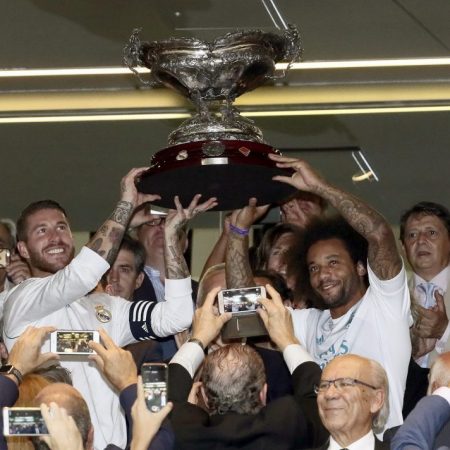 Sergio Ramos y el brasileño Marcelo (d) alzan el trofeo tras vencer a la Fiorentina y ganar un nuevo título merengue./Foto: EFE