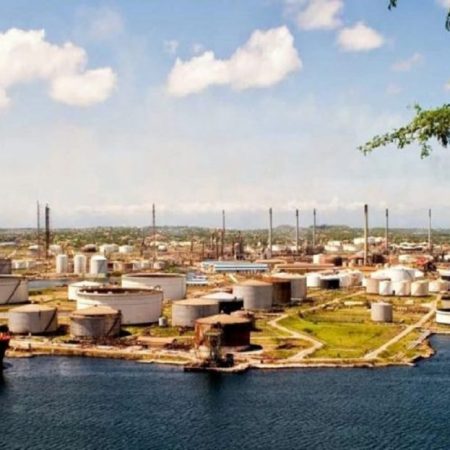 Refinería de Curazao. (Foto cortesía bancaynegocios)