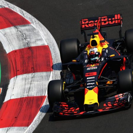 Daniel Ricciardo registró en la tarde el mejor tiempo de los ensayos libre./Foto: AFP