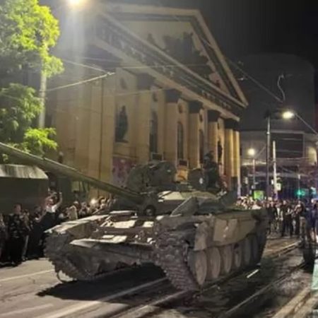 Miembros del grupo de mercenarios Wagner abandonan las instituciones militares en Rostov del Don, donde habían tomado el control.. (Foto Reuters)