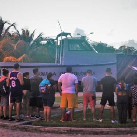 El capitán de la motonave y otro tripulante, fueron capturados y puestos a disposición de funcionarios de la Fiscalía General de la Nación. Foto: Cortesía Armada de Colombia