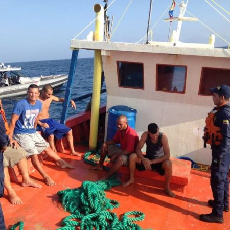 Rescatados venezolanos en Isla San Andrés. Foto Armada de Colombia