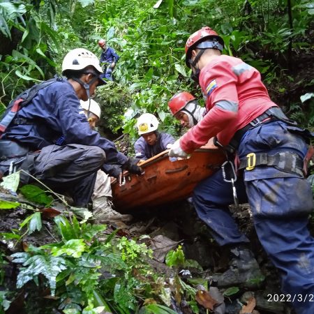Funcionarios de PC y bomberos rescataron los cadáveres. Foto Twitter pcmbi