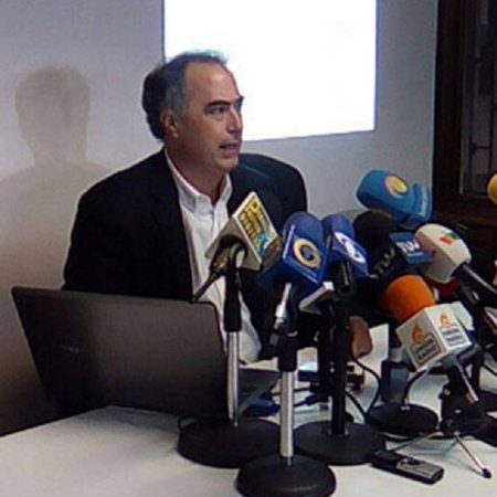 Rector Roberto Picón ve inviable modo de recoger firmas para revocatorio a Maduro