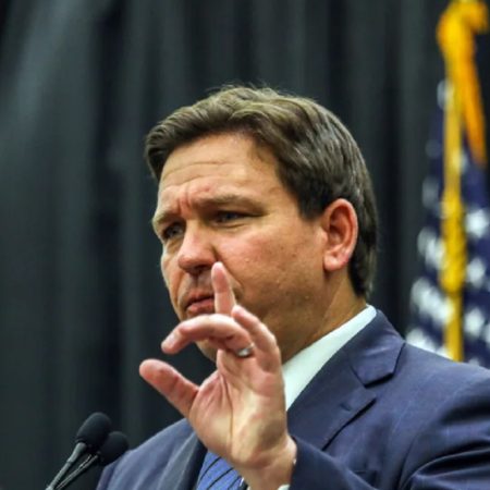 DeSantis firma ley que dificulta el establecimiento de inmigrantes en Florida