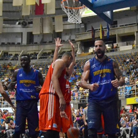 Sani Sakakini ayudó a los valencianos bajo los tableros con 16 puntos./Foto: Saúl Zerpa-Prensa Trotamundos
