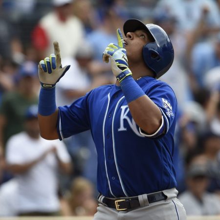Salvador Pérez mandó la pelota a las gradas por ./Foto: AFP