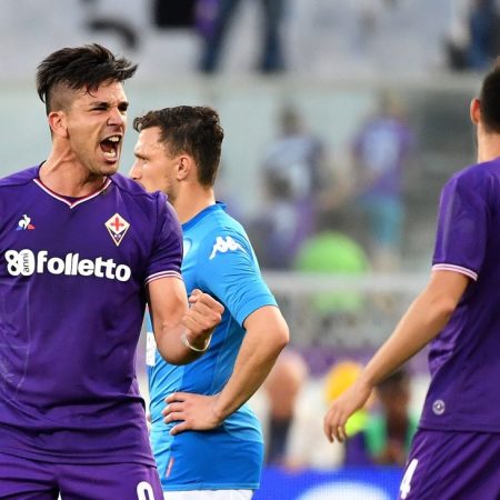 Giovanni Simeone celebrando uno de sus goles frente al Nápoles./Foto: AFP