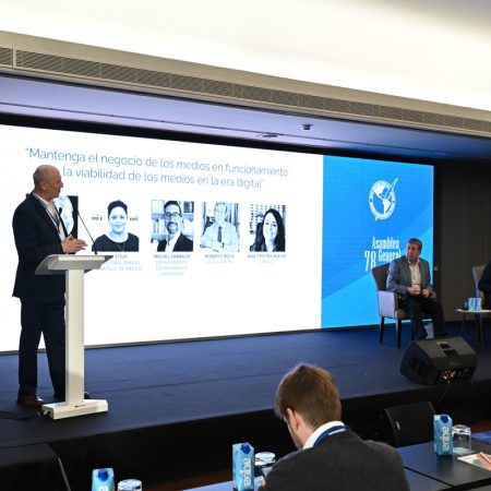 Ricardo Trotti (i), director ejecutivo de la Sociedad Interamericana de Prensa, Foto EFE