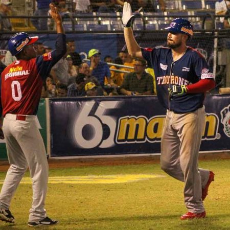 Brock Stassi fue una de las bujías ofensivas de los salados./Foto: Archivo
