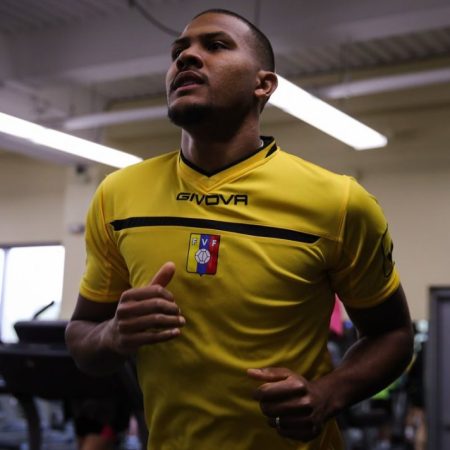 Salomón Rondón entrenando con la selección venezolana de fútbol. / Foto: @SeleVinotinto