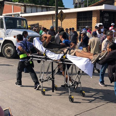 Personal de rescate atiende a heridos por el desplome del techo de una iglesia hoy, en Ciudad Madero, Tamaulipas (México). Foto EFE