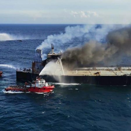 El jueves comenzó el incendio en el petrolero "New Diamond"