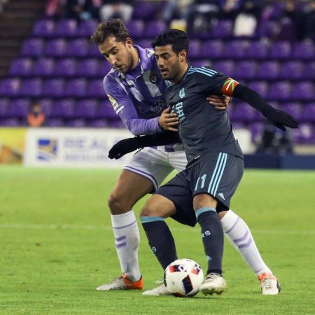 El atacante de la Real Sociedad, Carlos Vela, aguanta la marca de la defensa del Vallalodid/ Foto: EFE