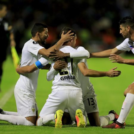Edgar Perez Greco celebra con sus compañeros tras anotar el gol que le valió la igualada al Carrusel Aurinegro"./Foto:EFE