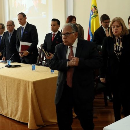 BOG100. BOGOTÁ (COLOMBIA), 15/08/2018.- Los magistrados del Tribunal Supremo de Venezuela "en el exilio", deliberan luego de escuchar los argumentos de la fiscal general de Venezuela en el exilio, Luisa Ortega, y Andrés Felipe Lindo, abogado defensor de oficio del presidente Nicolás Maduro, en el juicio por "corrupción", relacionado con el escándalo de Odebrecht hoy, miércoles 15 de Agosto de 2018, en Bogotá (Colombia). El TSJ "en el exilio" concluyó hoy en la capital colombiana la última audiencia del juicio por corrupción contra el presidente de ese país y se retiró a deliberar sobre el veredicto. EFE/MAURICIO DUEÑAS CASTAÑEDA