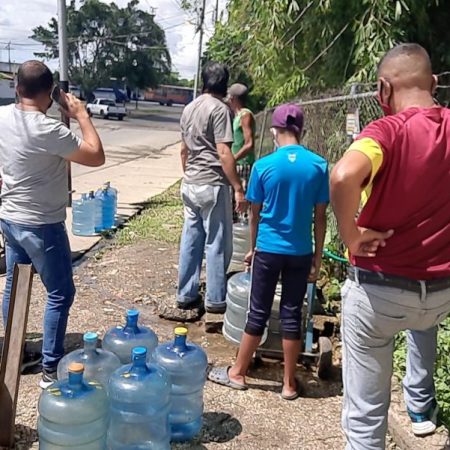 Residentes de varios lugares acuden a buscar agua en botellones