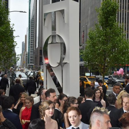 People arrive at the 2018 Tony Awards - Red Carpet at Radio City Music Hall in New York City on June 10, 2018. / AFP PHOTO / ANGELA WEISS