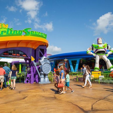 OLD04. ORLANDO (FL, EE.UU.), 29/06/2018.- Fotografía cedida hoy, viernes 29 de junio de 2018, por Walt Disney World, donde se muestra a unos visitantes al Disney's Hollywood Studios que pueden ir "al infinito y más allá" en el parque temático Toy Story Land, de Disney World, en la ciudad de Orlando, Florida (EE.UU.). Las muñecos cobran vida, las personas se vuelven juguetes y la imaginación se agranda en Toy Story, una nueva atracción inspirada en la película de animación homónima, que este sábado abre sus puertas en el parque temático Hollywood Studios, en Orlando (centro de Florida). Toy Story Land, que ocupa casi 50.000 pies cuadrados (más de 4.600 metros cuadrados), promete embarcar a los visitantes en una travesía por el infinito y hacia un mundo en el que los muñecos de la cinta de Pixar parecen cobrar vida y los humanos se vuelven tan pequeños como juguetes. EFE/Steven Diaz/Walt Disney World/SOLO USO EDITORIAL/NO VENTAS