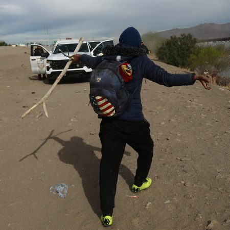 Migrantes en México apedrean carros de agentes de Migración